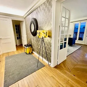 https://appartement-luxe-vue-tour-eiffel.fr-paris.fr